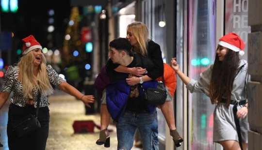 El maratón de atracones continúa: una ola de fiestas de Nochevieja ha cubierto el Reino Unido