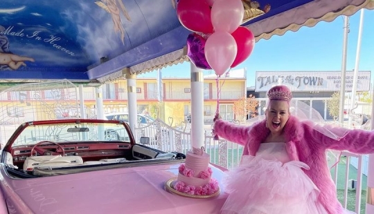 El mundo en tonos rosados: una mujer estadounidense se casó con su color rosado favorito El mundo en tonos rosados: una mujer estadounidense se casó con su color rosado favorito