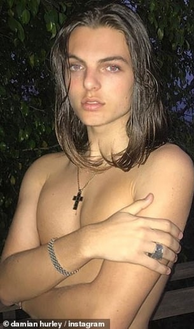El niño de mamá: Damian Hurley se parece a su madre en una nueva sesión de fotos El niño de mamá: Damian Hurley se parece a su madre en una nueva sesión de fotos