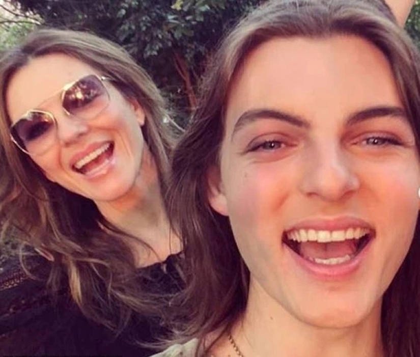 El niño de mamá: Damian Hurley se parece a su madre en una nueva sesión de fotos El niño de mamá: Damian Hurley se parece a su madre en una nueva sesión de fotos