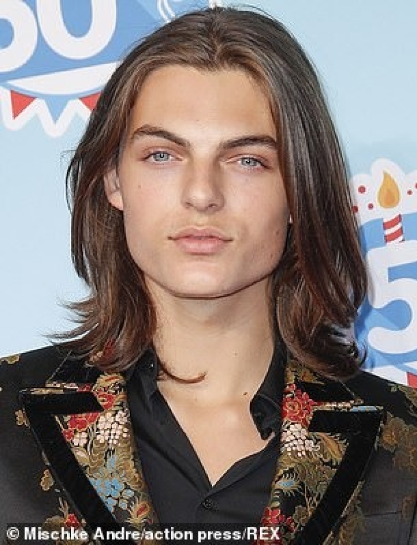 El niño de mamá: Damian Hurley se parece a su madre en una nueva sesión de fotos El niño de mamá: Damian Hurley se parece a su madre en una nueva sesión de fotos