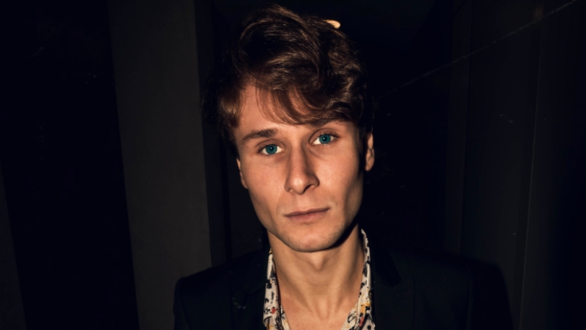 El niño en un millón: el hijo de un hombre rico australiano pasa su vida montando en autos de lujo con bellezas glamorosas