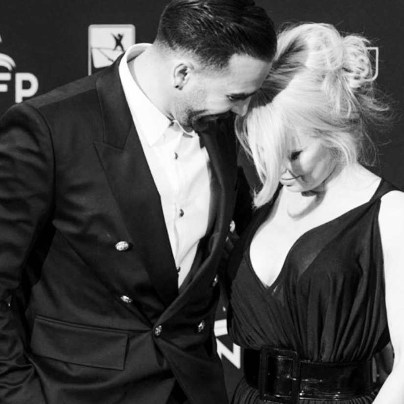 El Oscuro Pasado de Pamela Anderson: De Abuso de Niñera a Violación en Grupo en la Escuela Secundaria