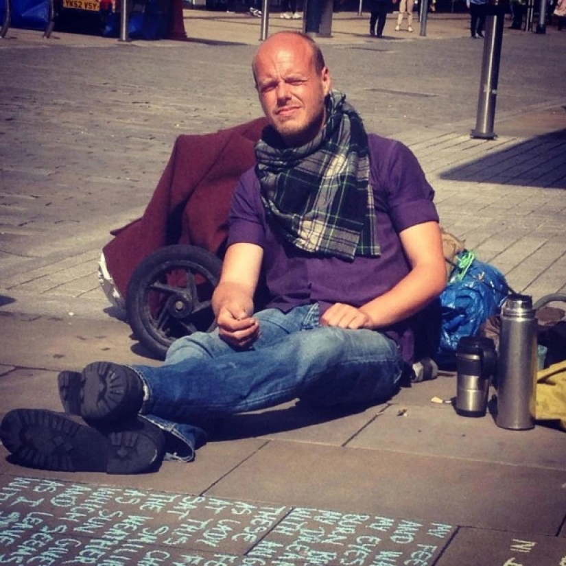 El poeta publicó selfies sinceros de su novia en Facebook después de enterarse de su próxima boda