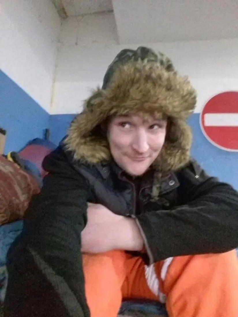 El poeta publicó selfies sinceros de su novia en Facebook después de enterarse de su próxima boda