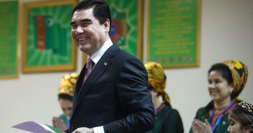 El Presidente de Turkmenistán visitó las Puertas del Infierno, pero regresó al trabajo El Presidente de Turkmenistán visitó las Puertas del Infierno, pero regresó al trabajo