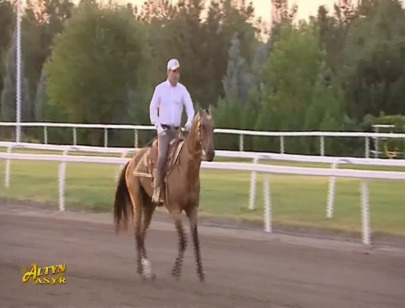 El Presidente de Turkmenistán visitó las Puertas del Infierno, pero regresó al trabajo El Presidente de Turkmenistán visitó las Puertas del Infierno, pero regresó al trabajo