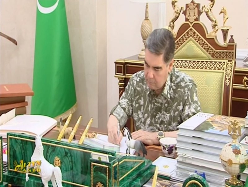 El Presidente de Turkmenistán visitó las Puertas del Infierno, pero regresó al trabajo El Presidente de Turkmenistán visitó las Puertas del Infierno, pero regresó al trabajo