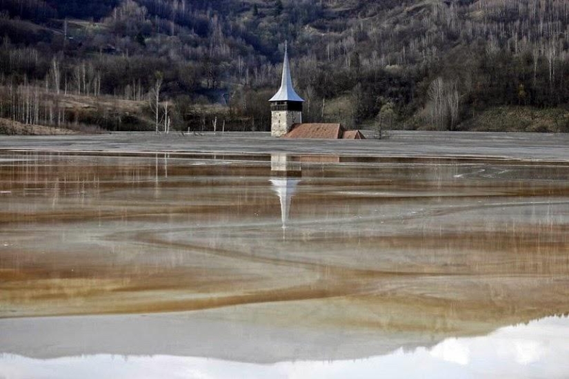 El pueblo rumano donde se formó un lago tóxico