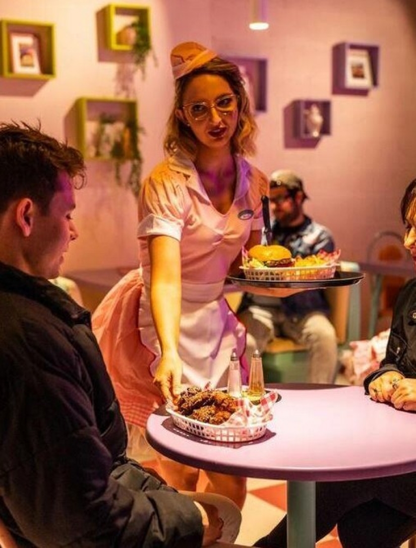 El restaurante Karen's Diner es un establecimiento grosero para aquellos que están cansados del servicio perfecto El restaurante Karen's Diner es un establecimiento grosero para aquellos que están cansados del servicio perfecto