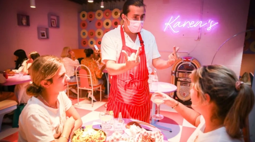 El restaurante Karen's Diner es un establecimiento grosero para aquellos que están cansados del servicio perfecto El restaurante Karen's Diner es un establecimiento grosero para aquellos que están cansados del servicio perfecto