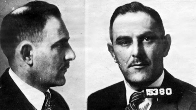 El rey de los estafadores: cómo Victor Lustig pudo vender la Torre Eiffel. Doblemente