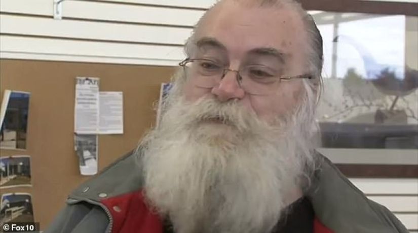 El sueño de Bender se hizo realidad: un hombre encontró $43,000 en un sofá viejo