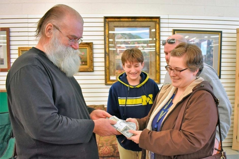 El sueño de Bender se hizo realidad: un hombre encontró $43,000 en un sofá viejo