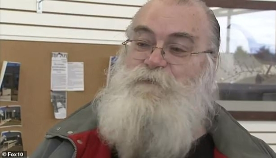 El sueño de Bender se hizo realidad: un hombre encontró $43,000 en un sofá viejo