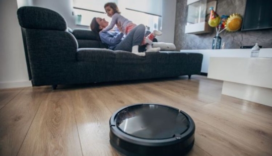 El sueño de un pervertido: un robot aspirador se quitó a la anfitriona en el inodoro y filtró una foto