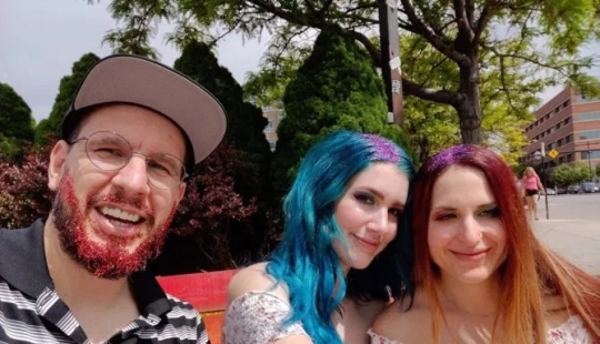 El trío es más divertido: una chica de 18 años se fue al otro lado del país para perder la virginidad en una familia sueca