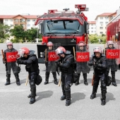 El uso de armas por parte de la policía en diferentes países.