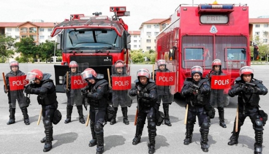 El uso de armas por parte de la policía en diferentes países.