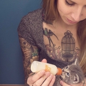 Ella salva gatitos. El trabajo más lindo del mundo