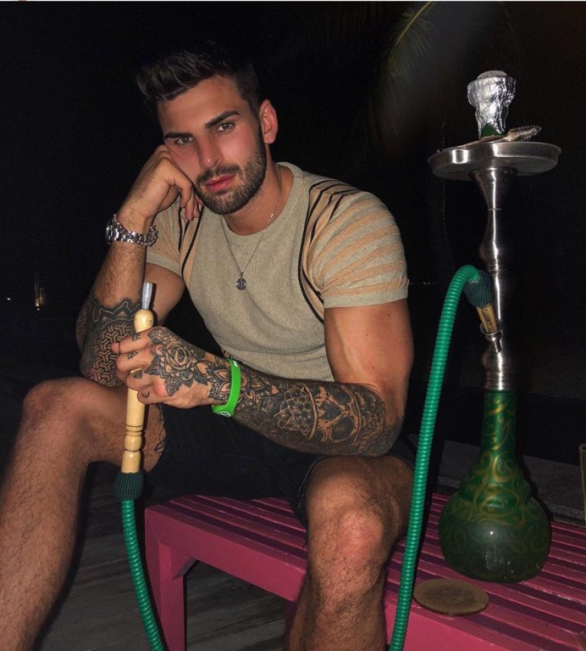 Emancipation in everything: photos with legs spread wide apart — a new trend on Instagram