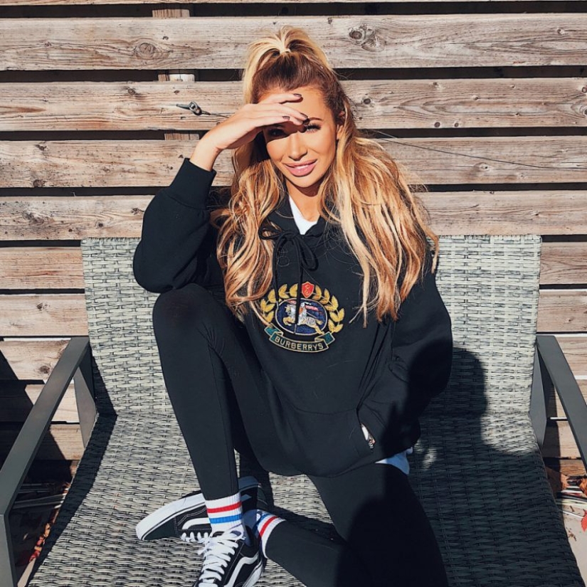 Emancipation in everything: photos with legs spread wide apart — a new trend on Instagram