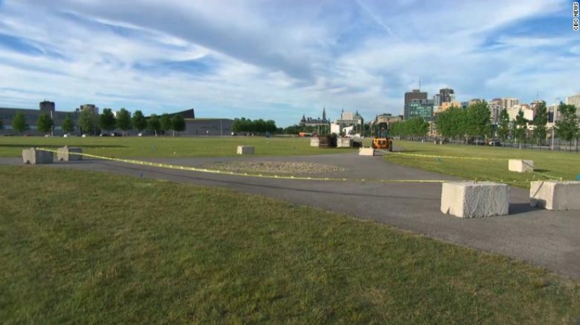 En Canadá, los preparativos para uno de los festivales más grandes se detuvieron debido a un pájaro y su nido con huevos