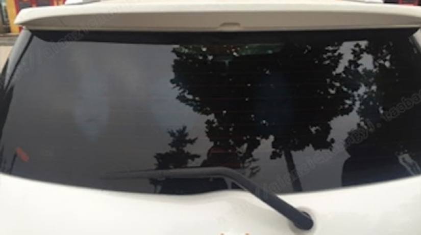 En China, inventaron calcomanías en los automóviles para enseñar a los fanáticos a deslumbrar con una luz de carretera