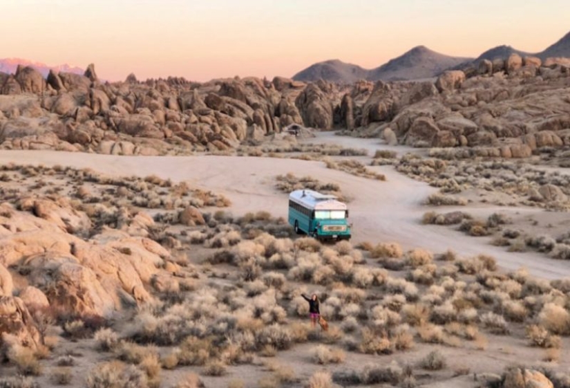 En el aserradero con comodidad: una pareja convirtió un viejo autobús de la prisión en una acogedora casa móvil