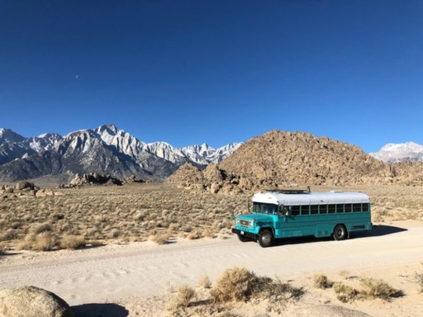 En el aserradero con comodidad: una pareja convirtió un viejo autobús de la prisión en una acogedora casa móvil