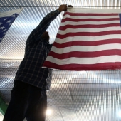 En Irán, la fábrica fabrica banderas de Estados Unidos e Israel, para que luego se puedan quemar de manera demostrativa