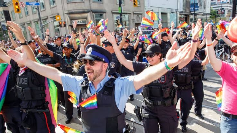 En la cárcel — para comentarios: Madre arrestada frente a sus hijos por llamar "hombre"a una mujer transgénero