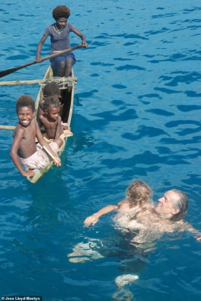 En la misma ola: la pareja ha estado viajando en alta mar durante 8 años y ha dado a luz a tres hijos durante este tiempo