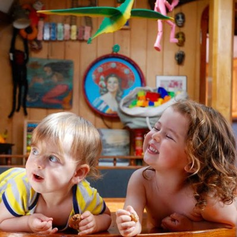 En la misma ola: la pareja ha estado viajando en alta mar durante 8 años y ha dado a luz a tres hijos durante este tiempo