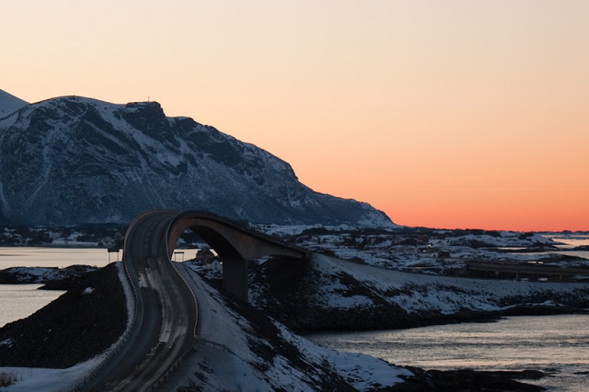 En las carreteras de Noruega: "¡Atención! Estás entrando en un puente que no lleva a ninguna parte"