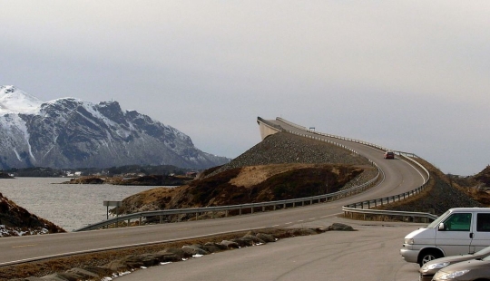 En las carreteras de Noruega: "¡Atención! Estás entrando en un puente que no lleva a ninguna parte"