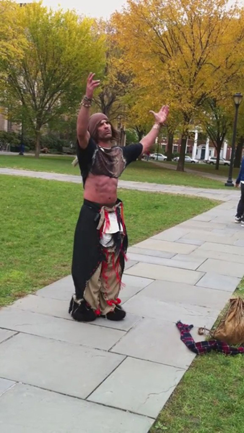 En los Estados Unidos, uno de los hermanos gemelos que interpretó los papeles principales en la comedia de los años 90 "Nannies" ha muerto