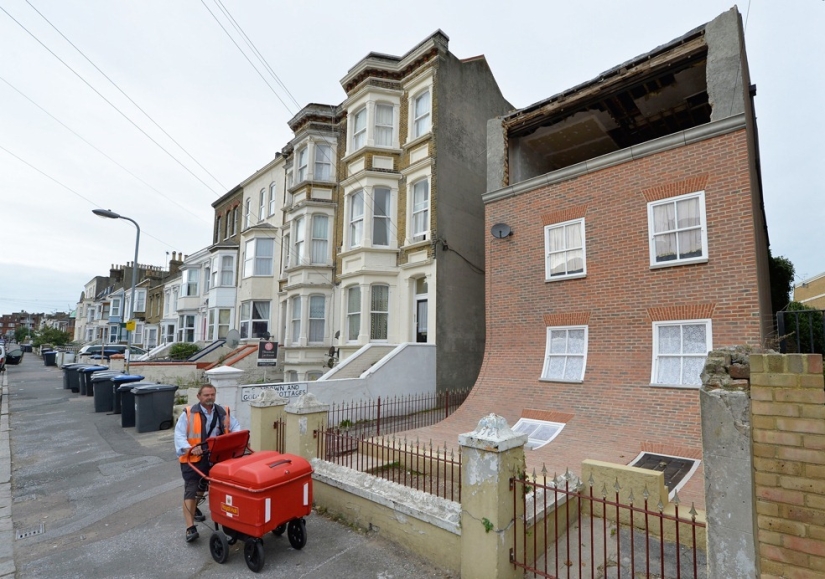 En manos de este británico, las casas se derriten, vuelan y se deslizan a los pies de los transeúntes