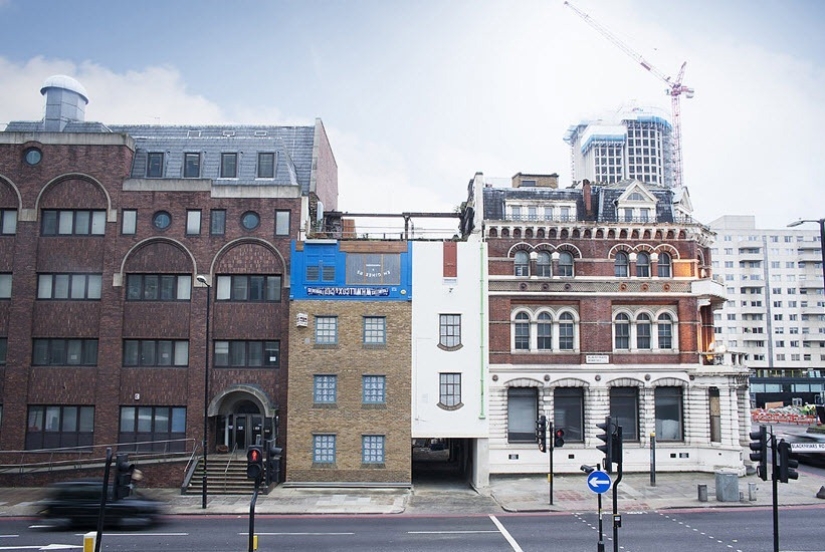 En manos de este británico, las casas se derriten, vuelan y se deslizan a los pies de los transeúntes