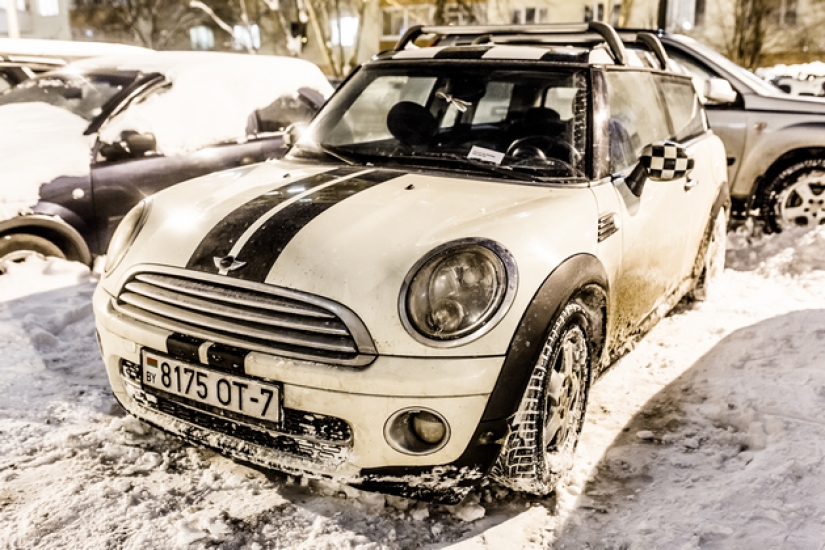 En Minsk, todos los autos MINI se limpiaron de nieve por la noche. ¿Quién lo hizo y por qué?