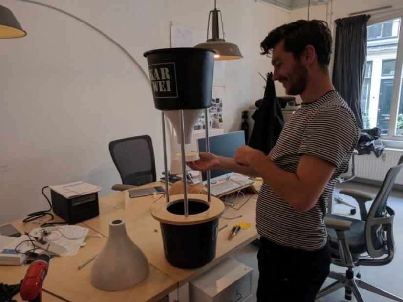 En Ámsterdam quieren enseñar a los cuervos a recoger colillas de cigarrillos