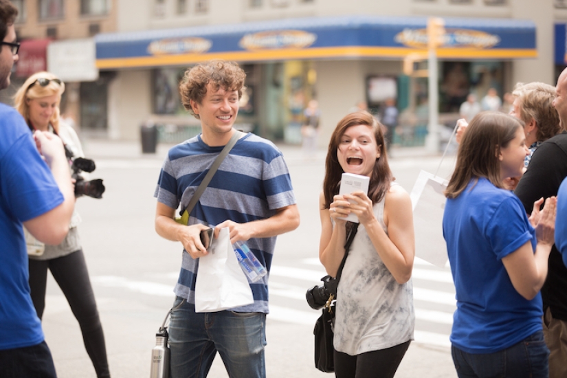En Nueva York, instalaron una tienda de Apple falsa y una cola de iPhones se alineó para ello En Nueva York, instalaron una tienda de Apple falsa y una cola de iPhones se alineó para ello