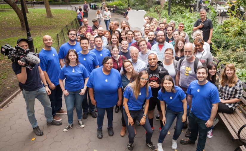 En Nueva York, instalaron una tienda de Apple falsa y una cola de iPhones se alineó para ello En Nueva York, instalaron una tienda de Apple falsa y una cola de iPhones se alineó para ello