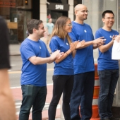 En Nueva York, instalaron una tienda de Apple falsa y una cola de iPhones se alineó para ello
