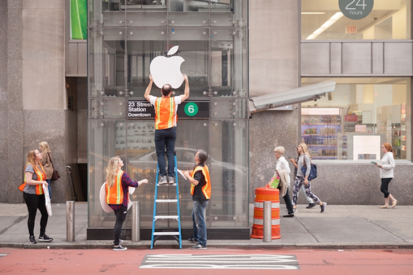 En Nueva York, instalaron una tienda de Apple falsa y una cola de iPhones se alineó para ello En Nueva York, instalaron una tienda de Apple falsa y una cola de iPhones se alineó para ello