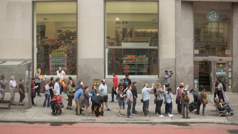 En Nueva York, instalaron una tienda de Apple falsa y una cola de iPhones se alineó para ello En Nueva York, instalaron una tienda de Apple falsa y una cola de iPhones se alineó para ello