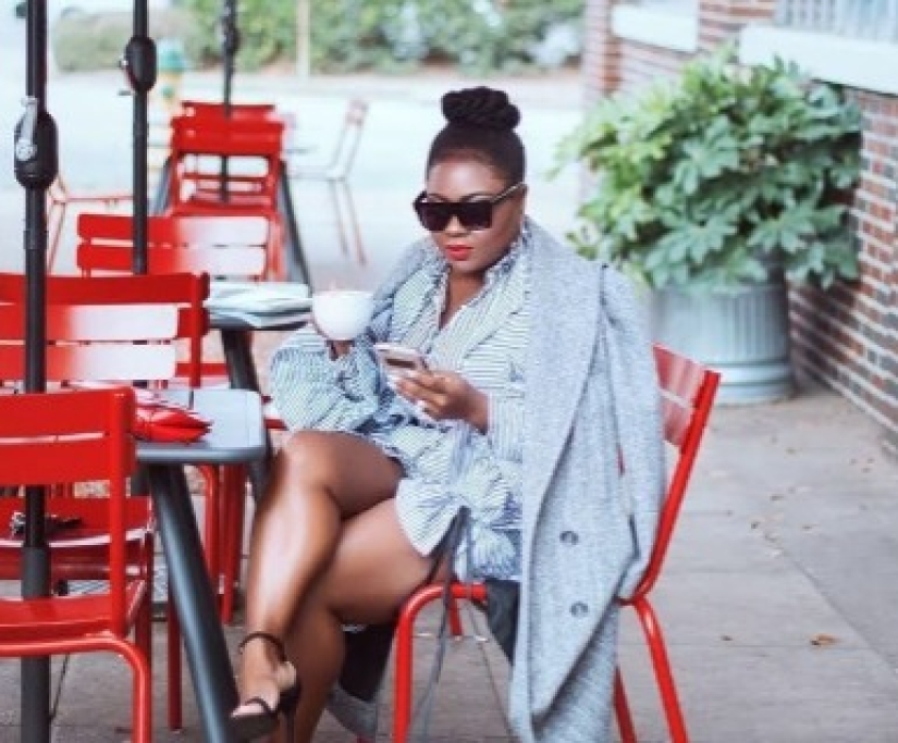 En plena preparación para el combate: la glamurosa madre hizo maquillaje profesional y aumentó sus pestañas antes de dar a luz