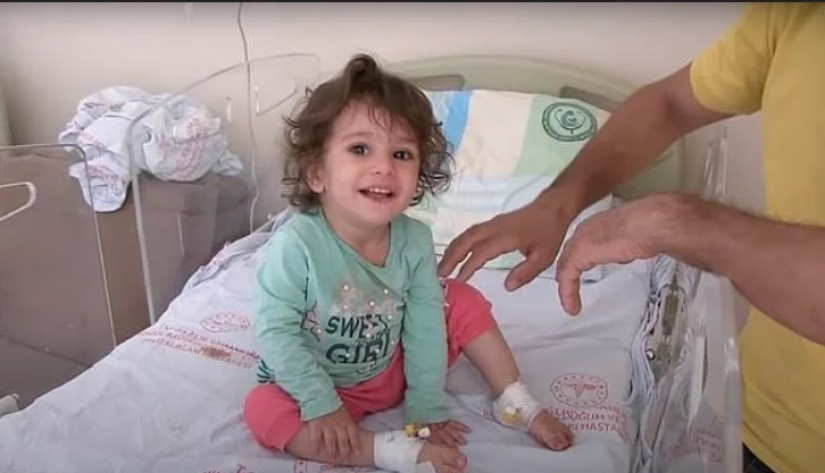 En Turquía, una niña de 2 años fue mordida por una serpiente que la atacó En Turquía, una niña de 2 años fue mordida por una serpiente que la atacó