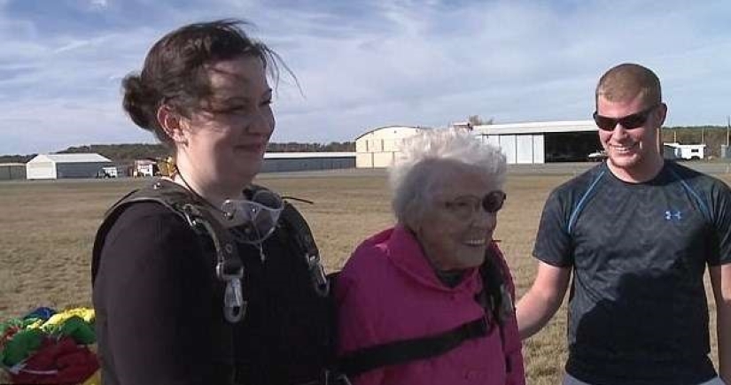 Encantadora abuela celebró su 94 cumpleaños en paracaidismo Encantadora abuela celebró su 94 cumpleaños en paracaidismo