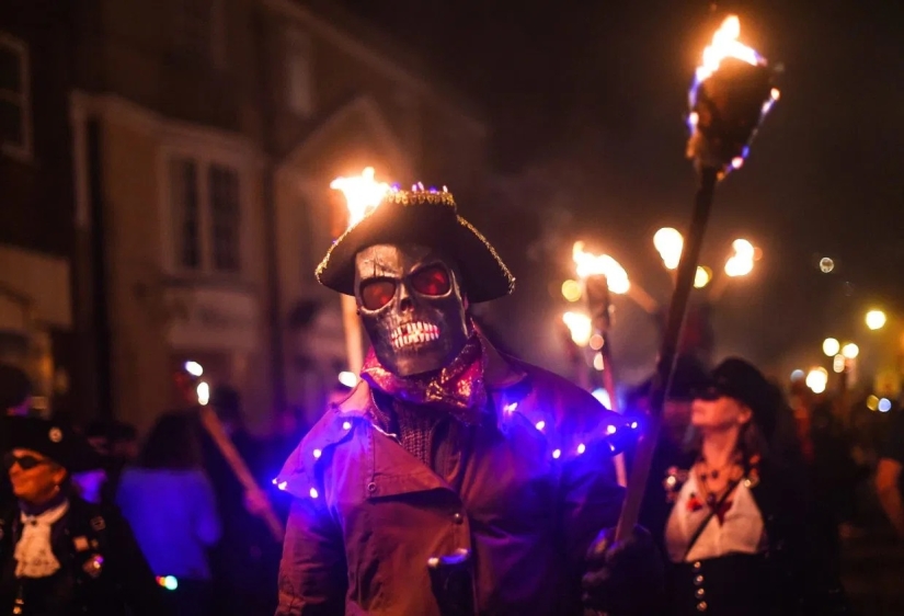 ¡Enciende! La noche de Guy Fawkes en el Reino Unido fue brillante y calurosa ¡Enciende! La noche de Guy Fawkes en el Reino Unido fue brillante y calurosa